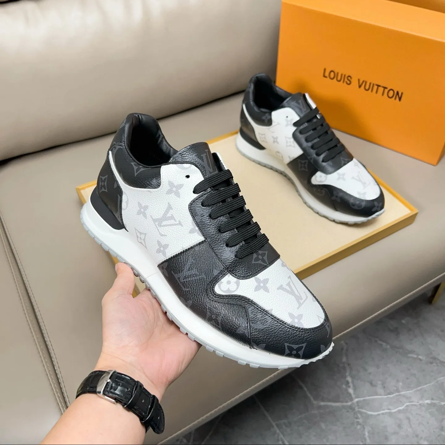 Men's shoes: 400💰 [LV] New models from the catwalk, available at the same time at counters, top purchasing agents 🔍🔍Italian imported rubber waterproof fabric, lining made of water-dyed sheepskin, soles: original soles specially provided by the original factory, exclusive molded feet, super comfortable, follow orders, 💪Details determine quality, we only make shoes with care, you can go in and out of the counter at will, welcome to compare. Number of yards: 38-44 (45 yards can be customized)